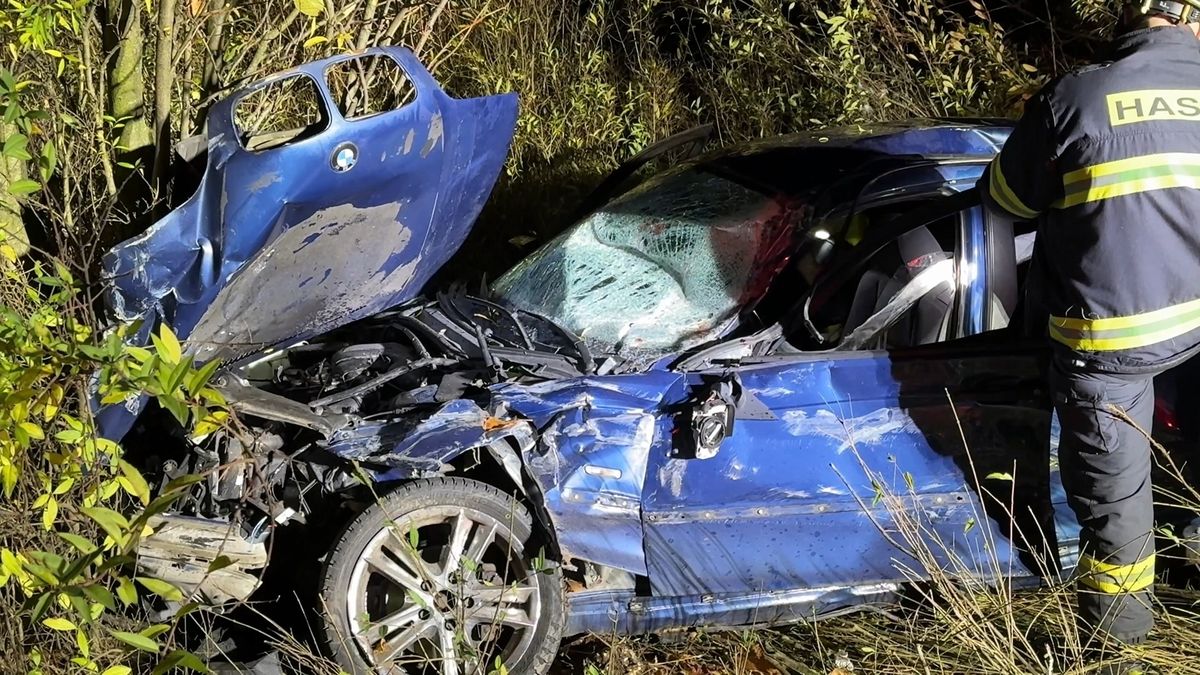 Osmnáctiletý řidič BMW naboural na dálnici do kamionu. S vozem skončil v příkopu